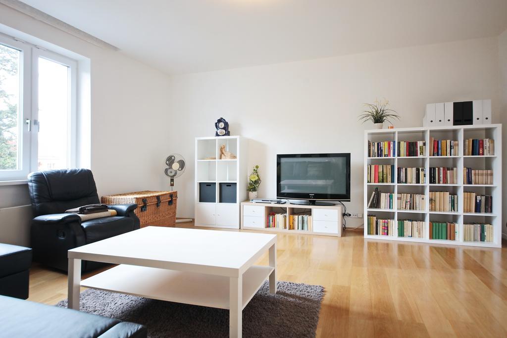 Apartment Kosatcova Прага Екстериор снимка
